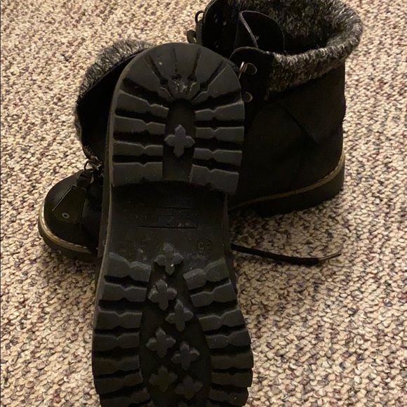 Women's winter boots. - Picture 2 of 2